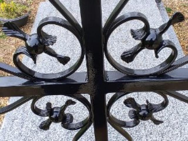 Croix de cimetière en fer forgé