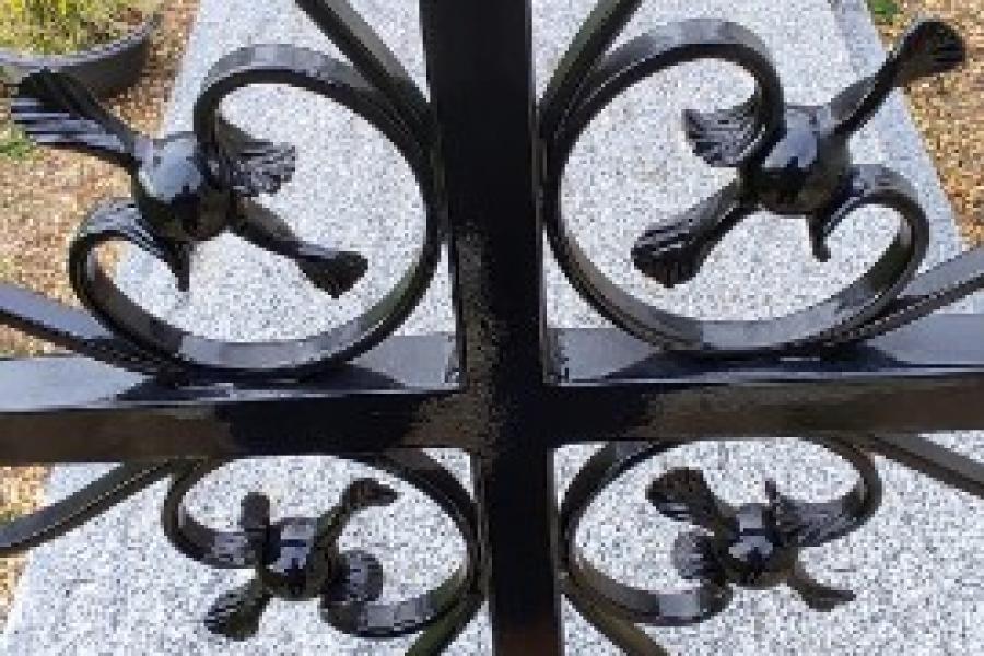 Croix de cimetière en fer forgé
